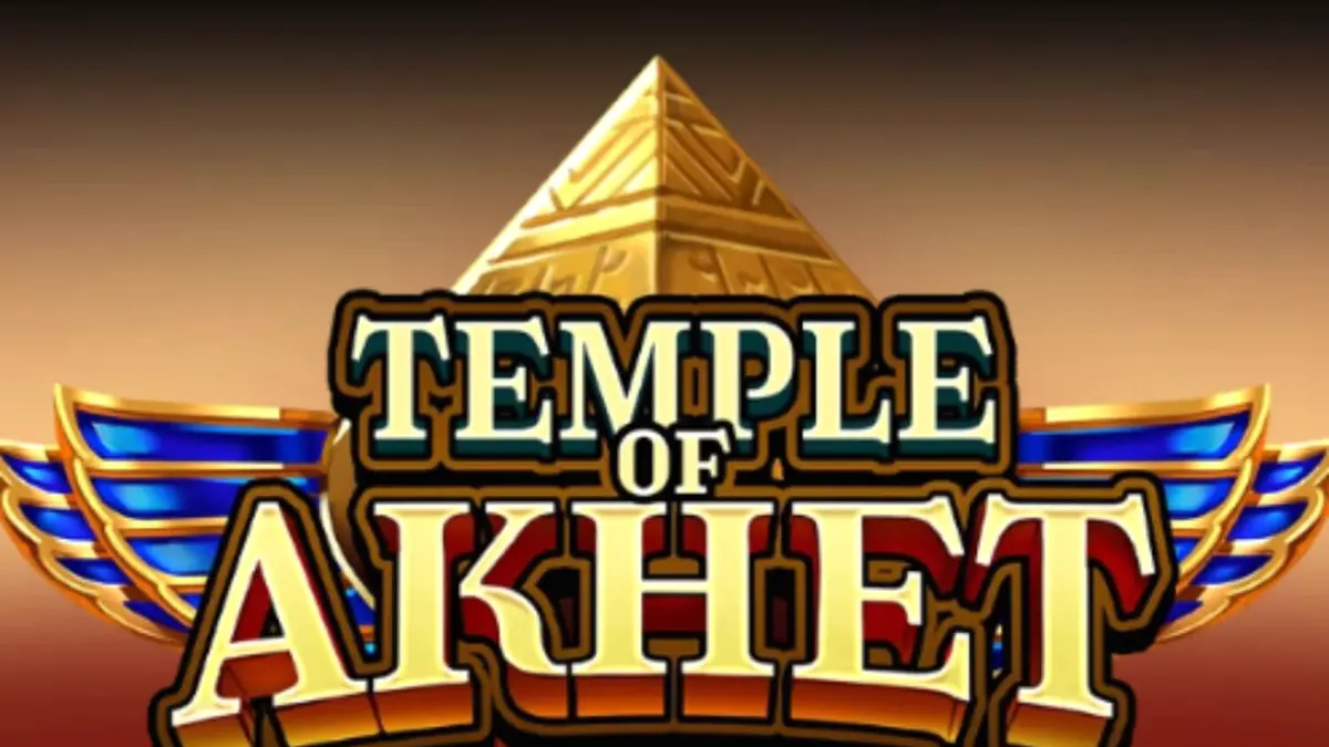 Pemandangan mistis kuil kuno di Temple of Akhet dengan latar belakang piramida dan langit berbintang.
